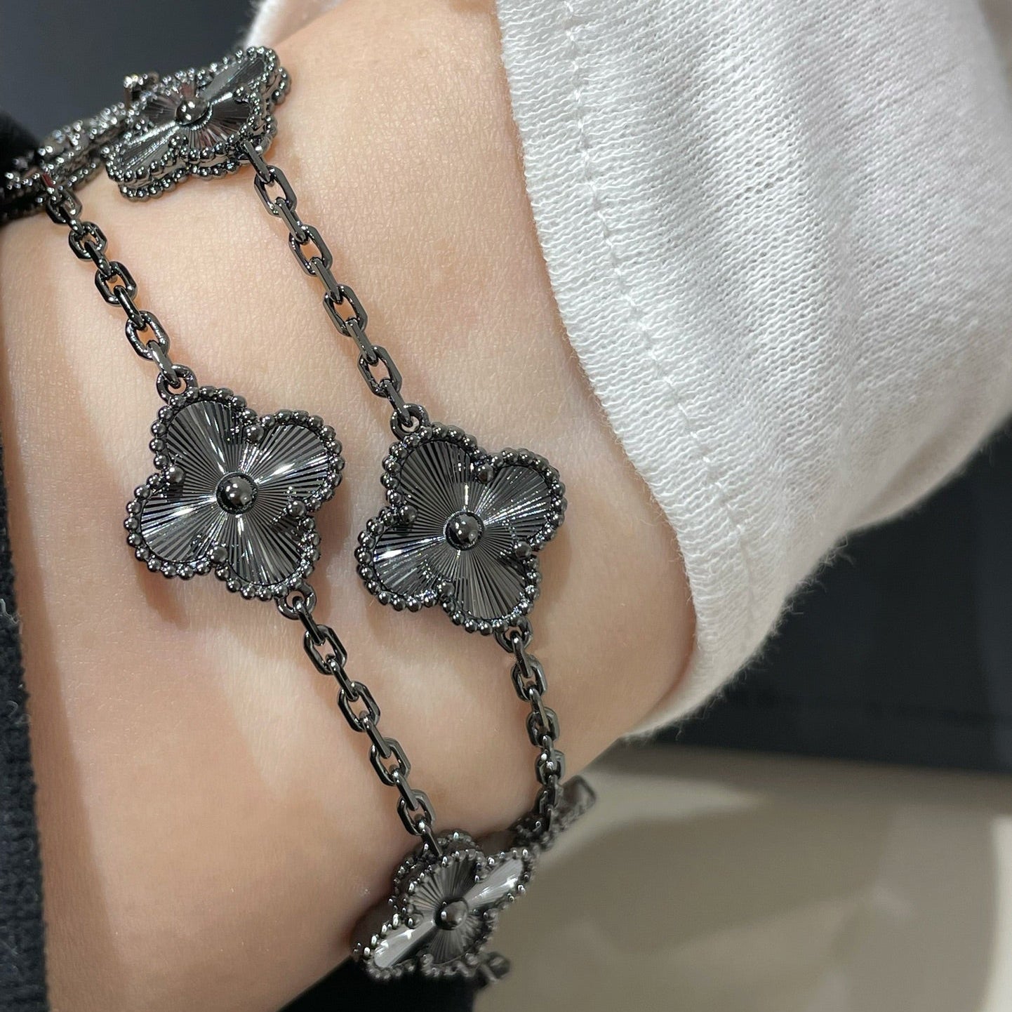 [Regalia jewelry]CLOVER 5 MOTIF BLACK BRACELET