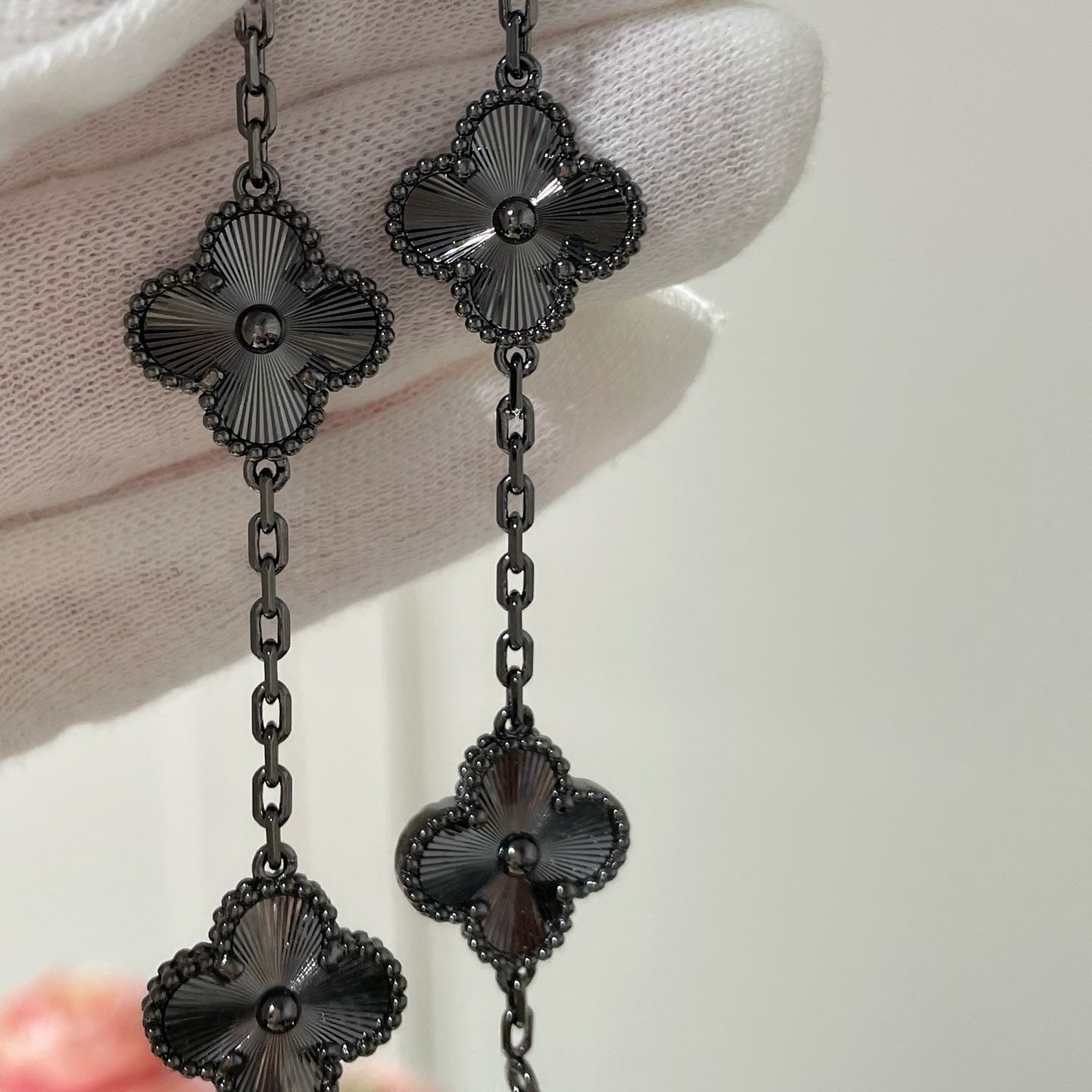 [Regalia jewelry]CLOVER 5 MOTIF BLACK BRACELET