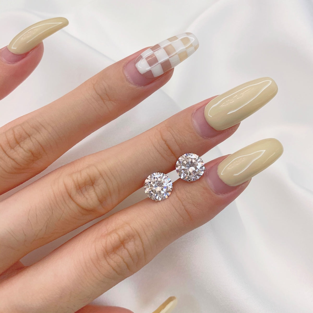 [Regalia jewelry]Stylish Shiny Round Center Stone Stud Earrings