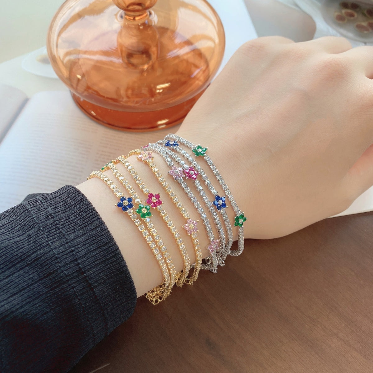 [Regalia jewelry]Sparkling Flower Shape Tennis Bracelet