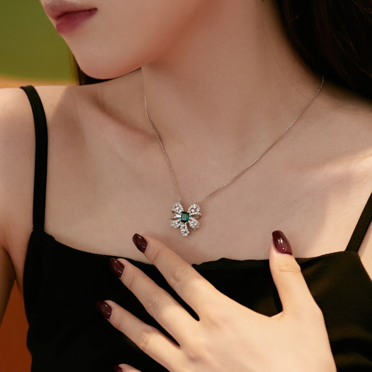 [Regalia jewelry]Luxurious Flower Shape Emerald Cut Necklace