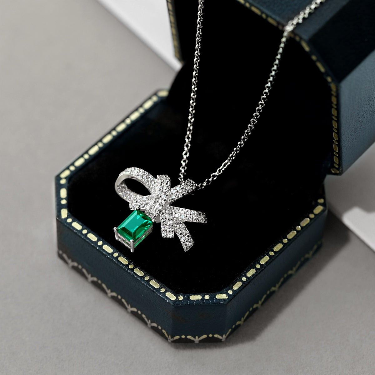 [Regalia jewelry]Luxurious Flower Shape Emerald Cut Necklace