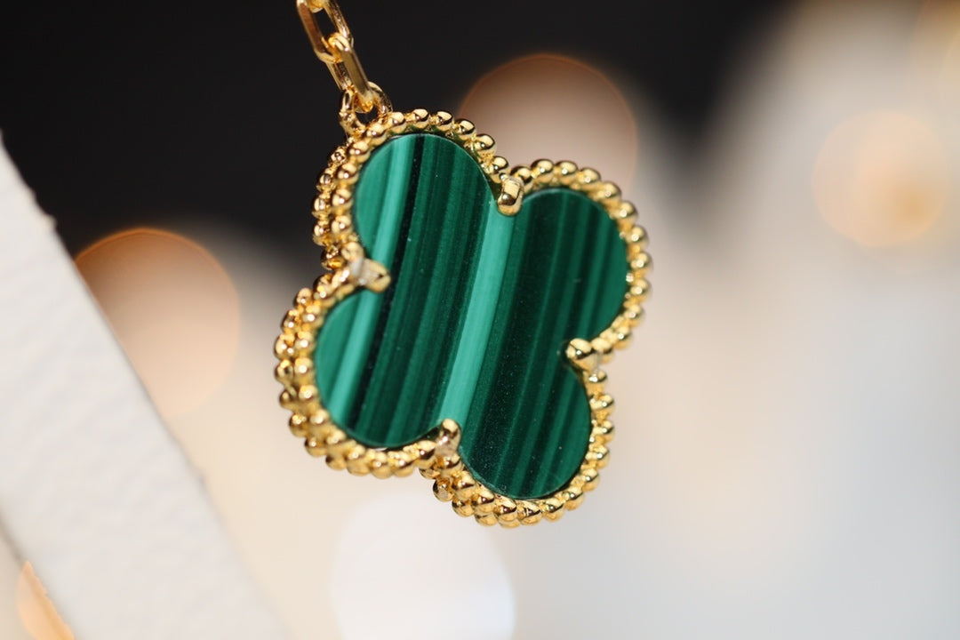 [Regalia jewelry]CLOVER EARRINGS GOLD MALACHITE DIAMOND 3 MOTIF