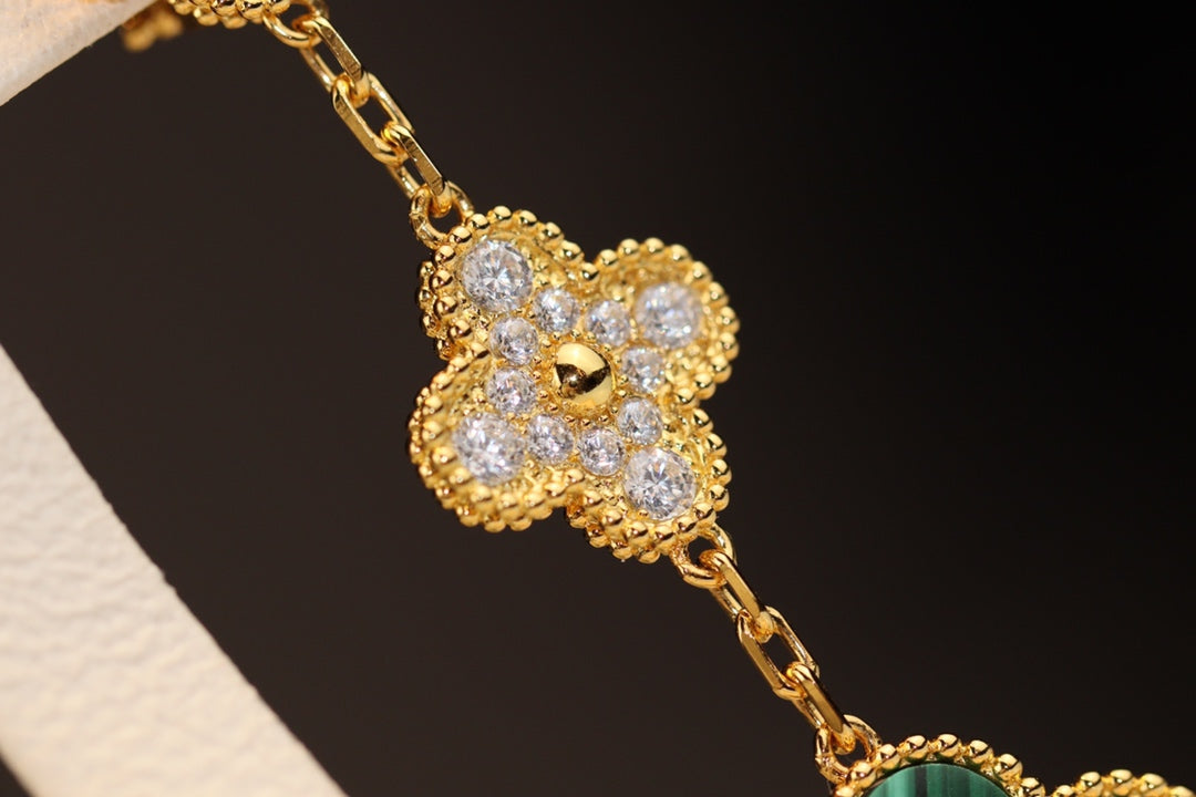 [Regalia jewelry]CLOVER EARRINGS GOLD MALACHITE DIAMOND 3 MOTIF