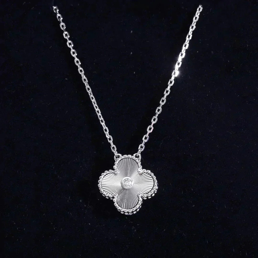 [Regalia jewelry]CLOVER  15MM DIAMOND LASER NECKLACE SILVER