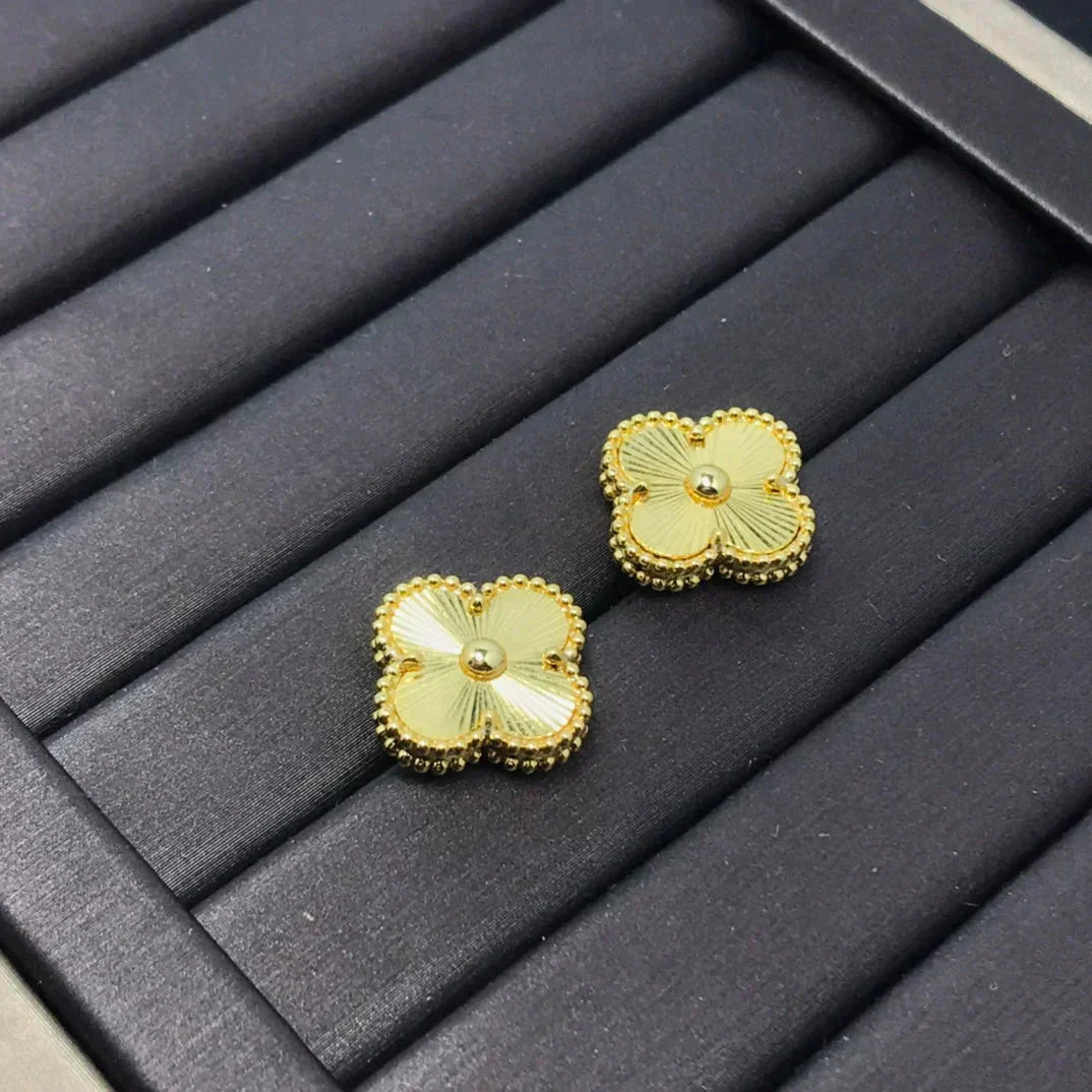 [Regalia jewelry]CLOVER MINI 9.5MM LASER EARRINGS