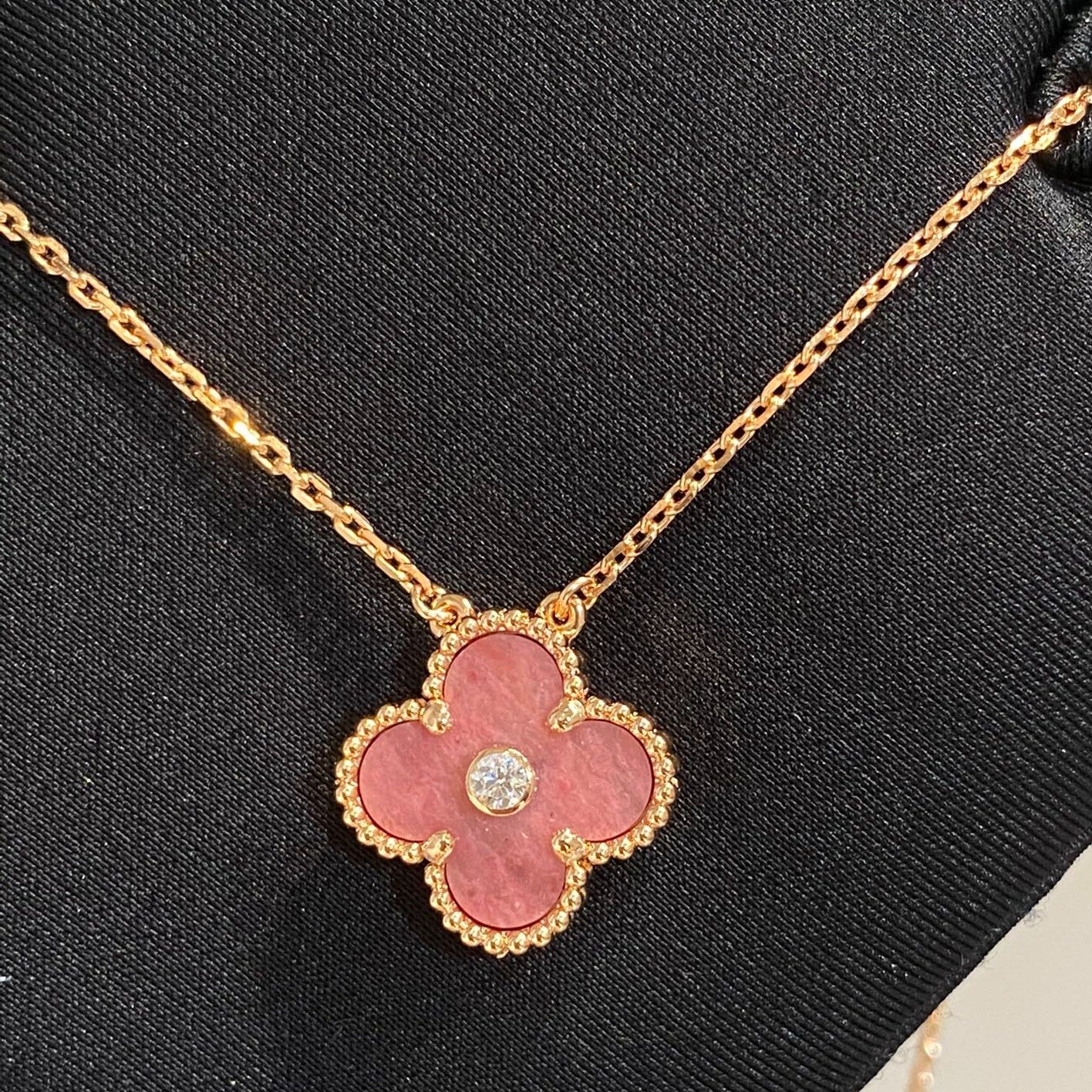 [Regalia jewelry]CLOVER 15MM DIAMOND RHODONITE NECKLACE