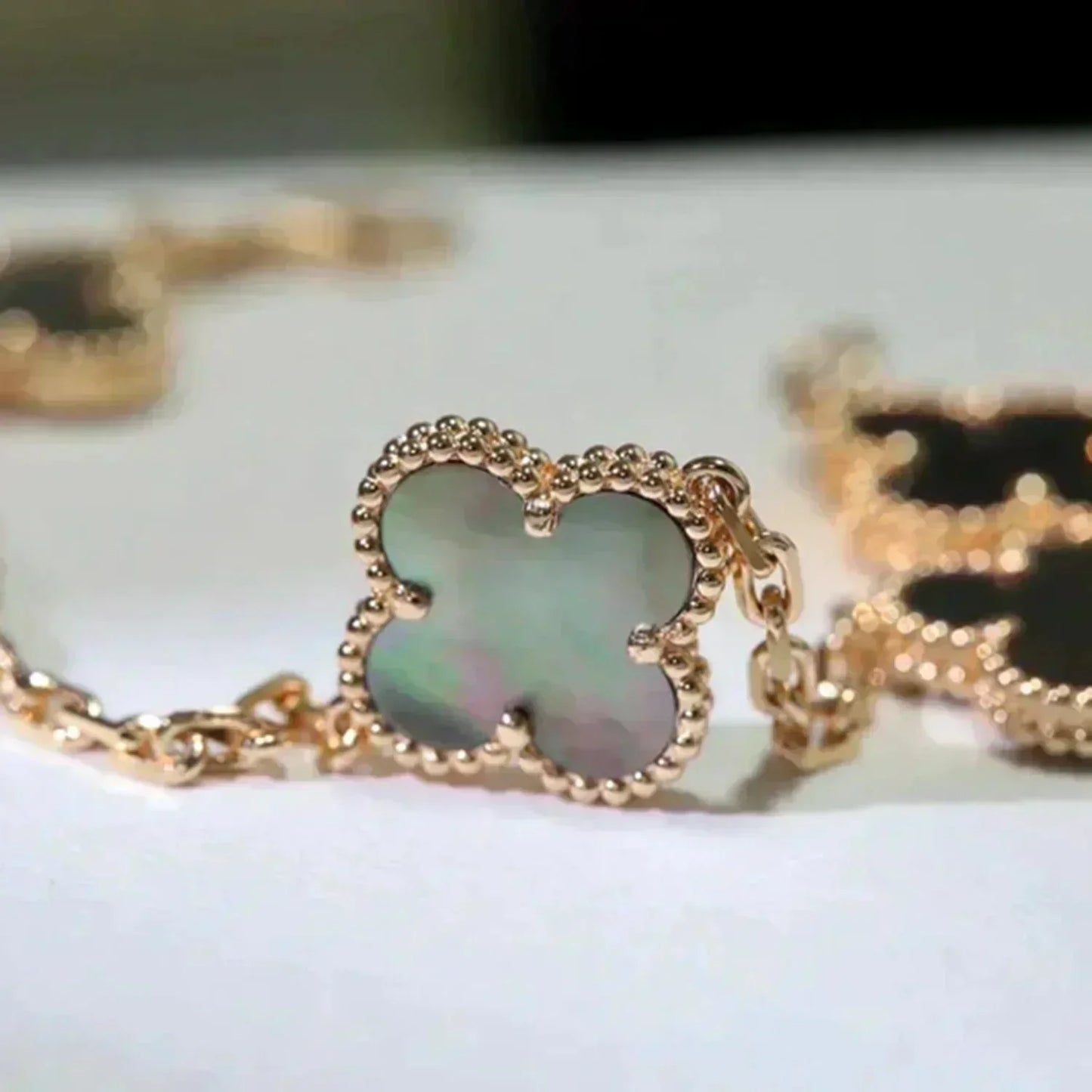 [Regalia jewelry]CLOVER 5 MOTIF GRAY MOP  BRACELET