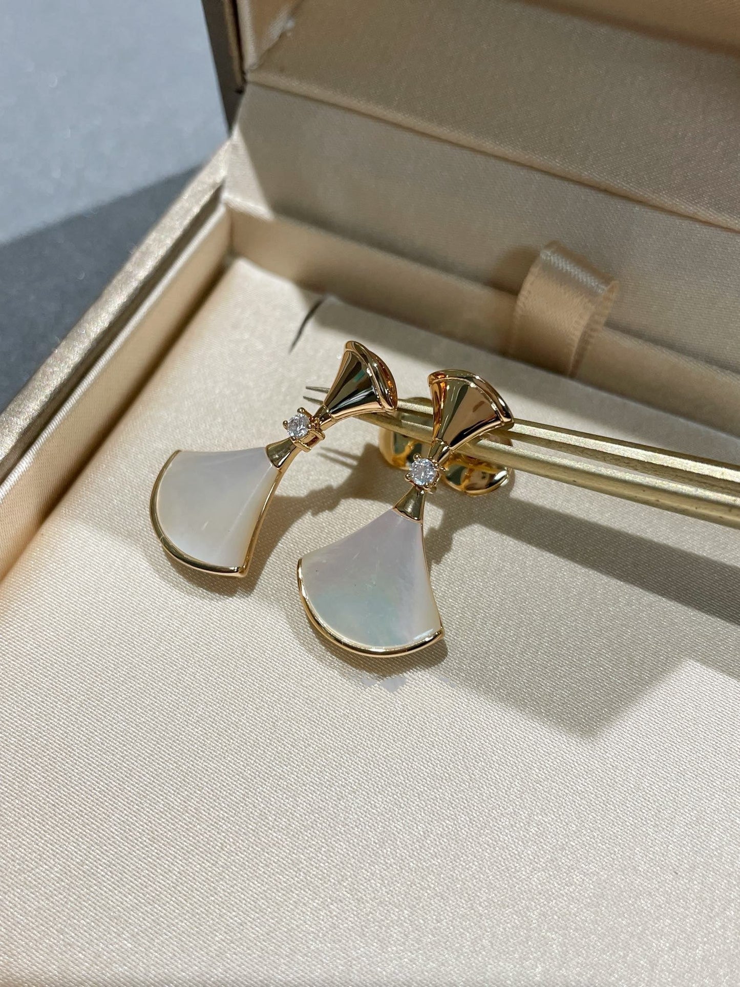 [Regalia jewelry]DREAM MOP 1 DIAMOND EARRINGS