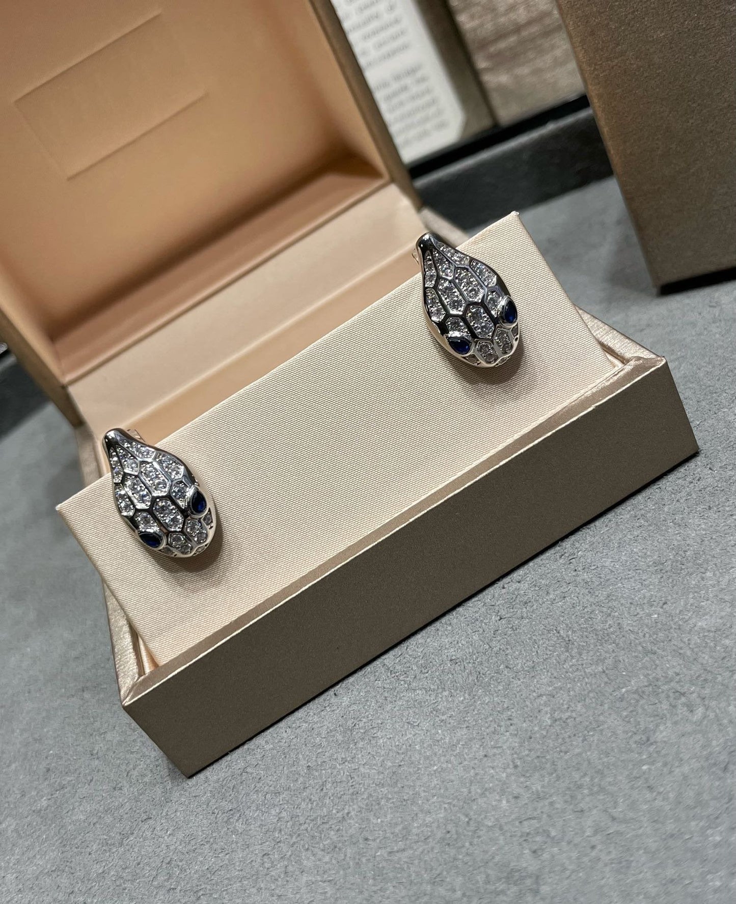[Regalia jewelry]SERPENT DIAMOND STUD EARRINGS