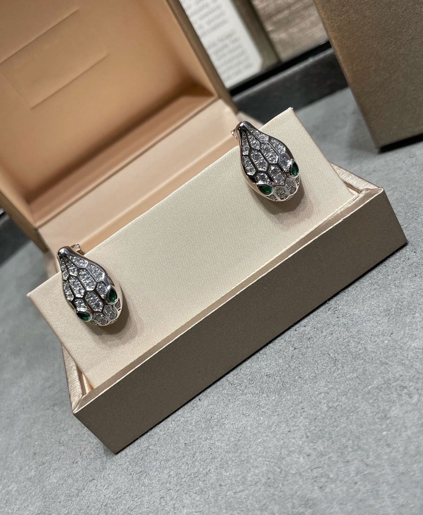 [Regalia jewelry]SERPENT DIAMOND STUD EARRINGS