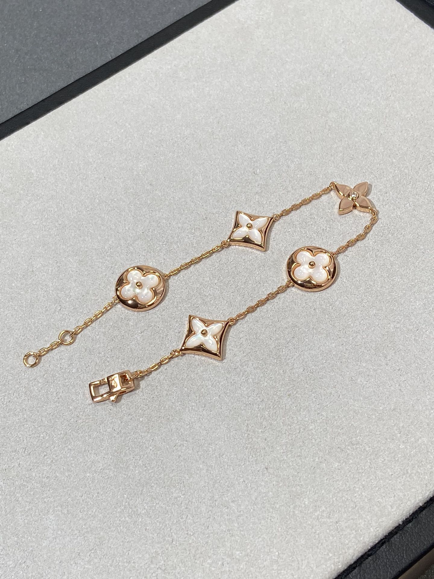 [Regalia jewelry]STAR AND SUN 5 MOTIF MOP PINK GOLD BRACELET