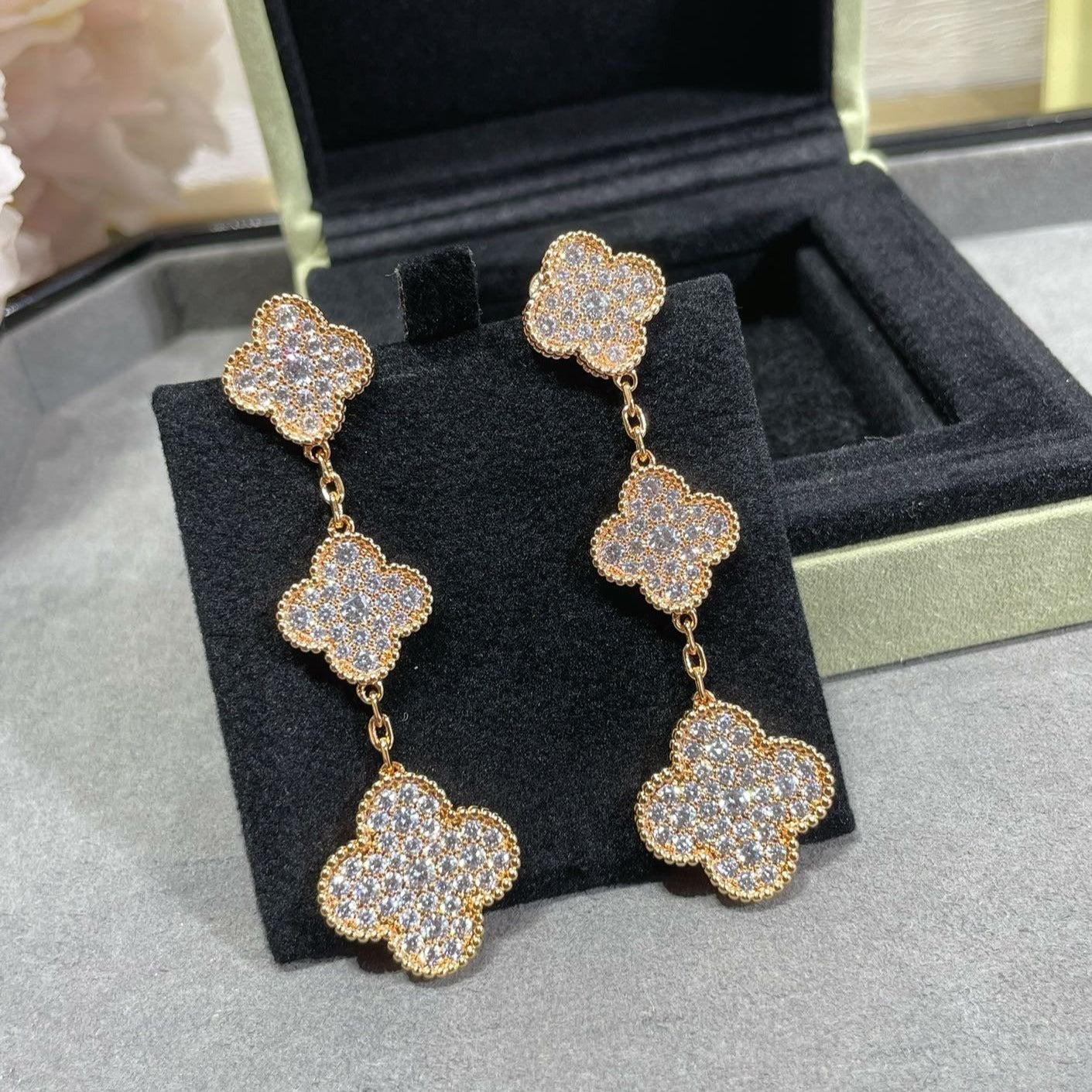 [Regalia jewelry]CLOVER 3 MOTIFS DIAMOND PAVED ROSE GOLD EARRINGS