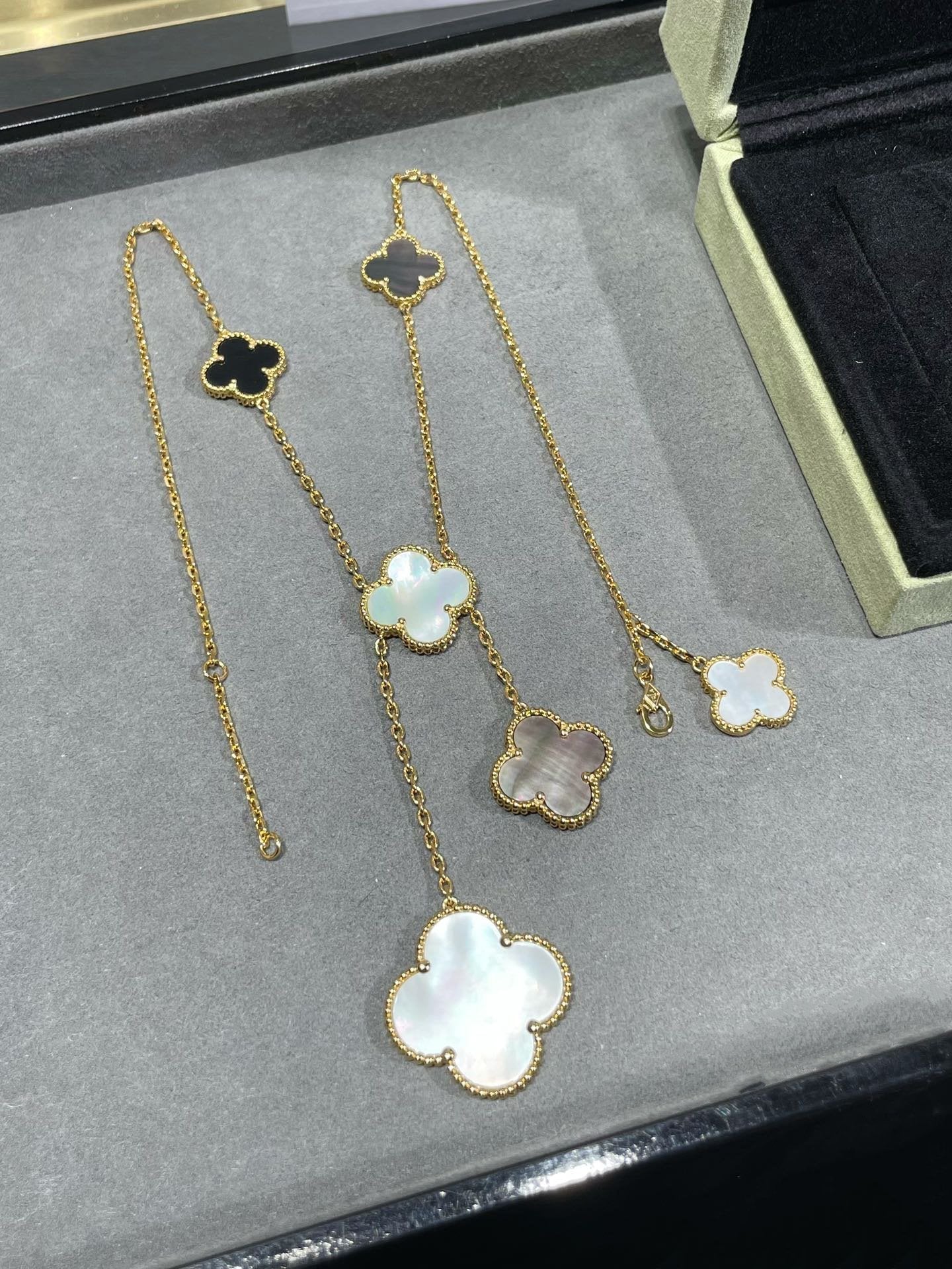 [Regalia jewelry]CLOVER 6 MOTIF MOP ONYX GOLD NECKLACE