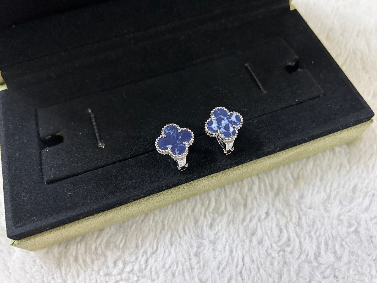 [Regalia jewelry]CLOVER PIETERSITE MEDIUM STUD EARRINGS