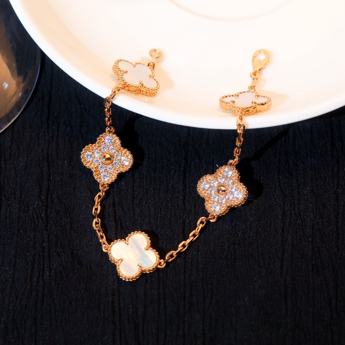 [Regalia jewelry]CLOVER BRACELET 5 MOTIF WHITE MOP DIAMOND