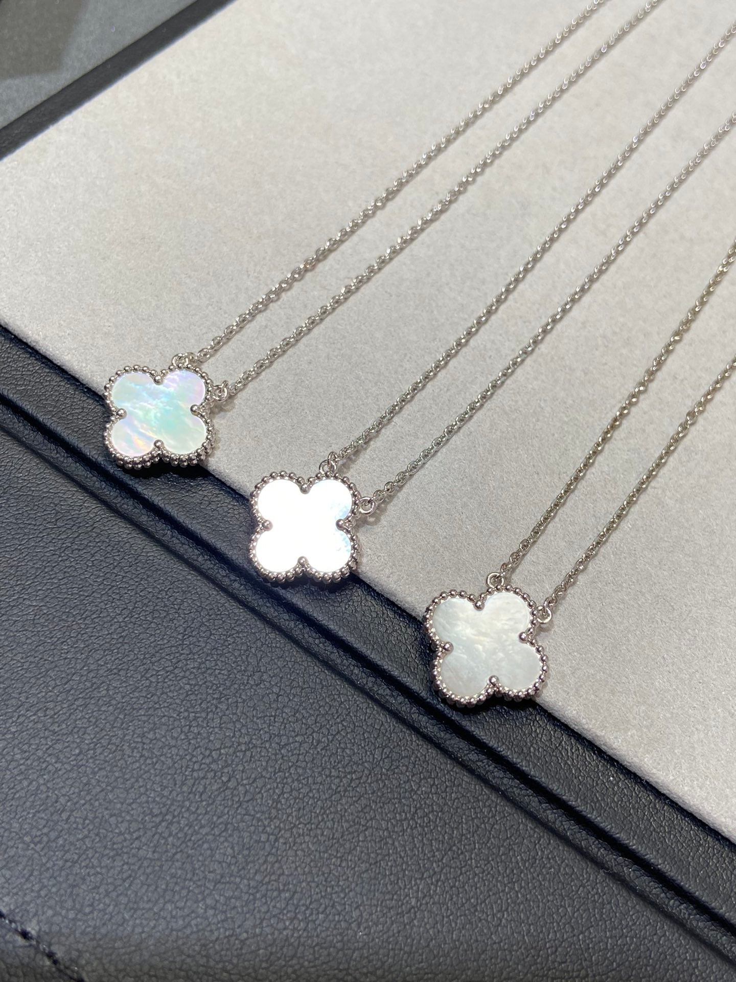 [Regalia jewelry]CLOVER MEDIUM SILVER WHITE MOP NECKLACE