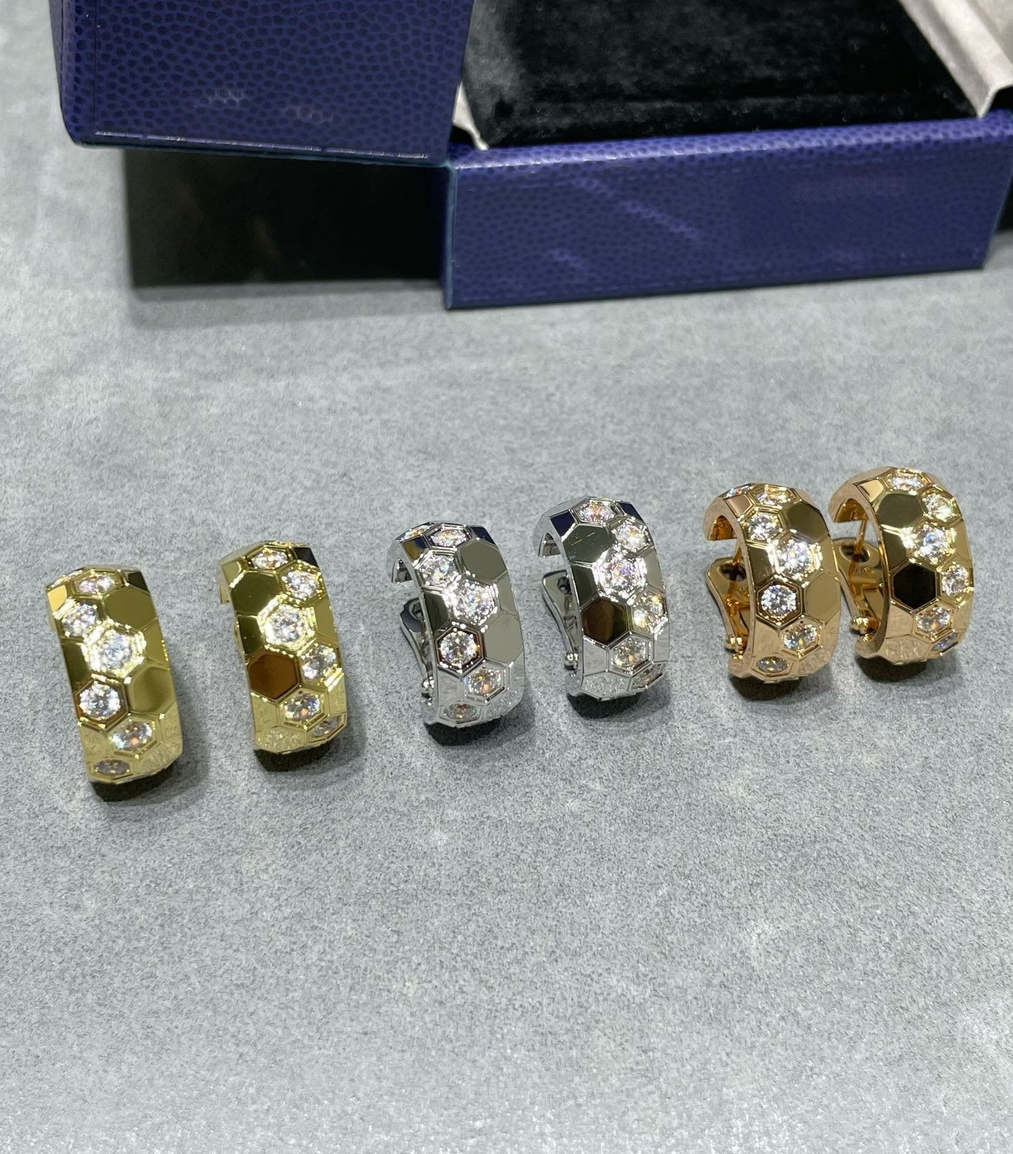 [Regalia jewelry]BEE LOVE DIAMOND HOOP EARRINGS