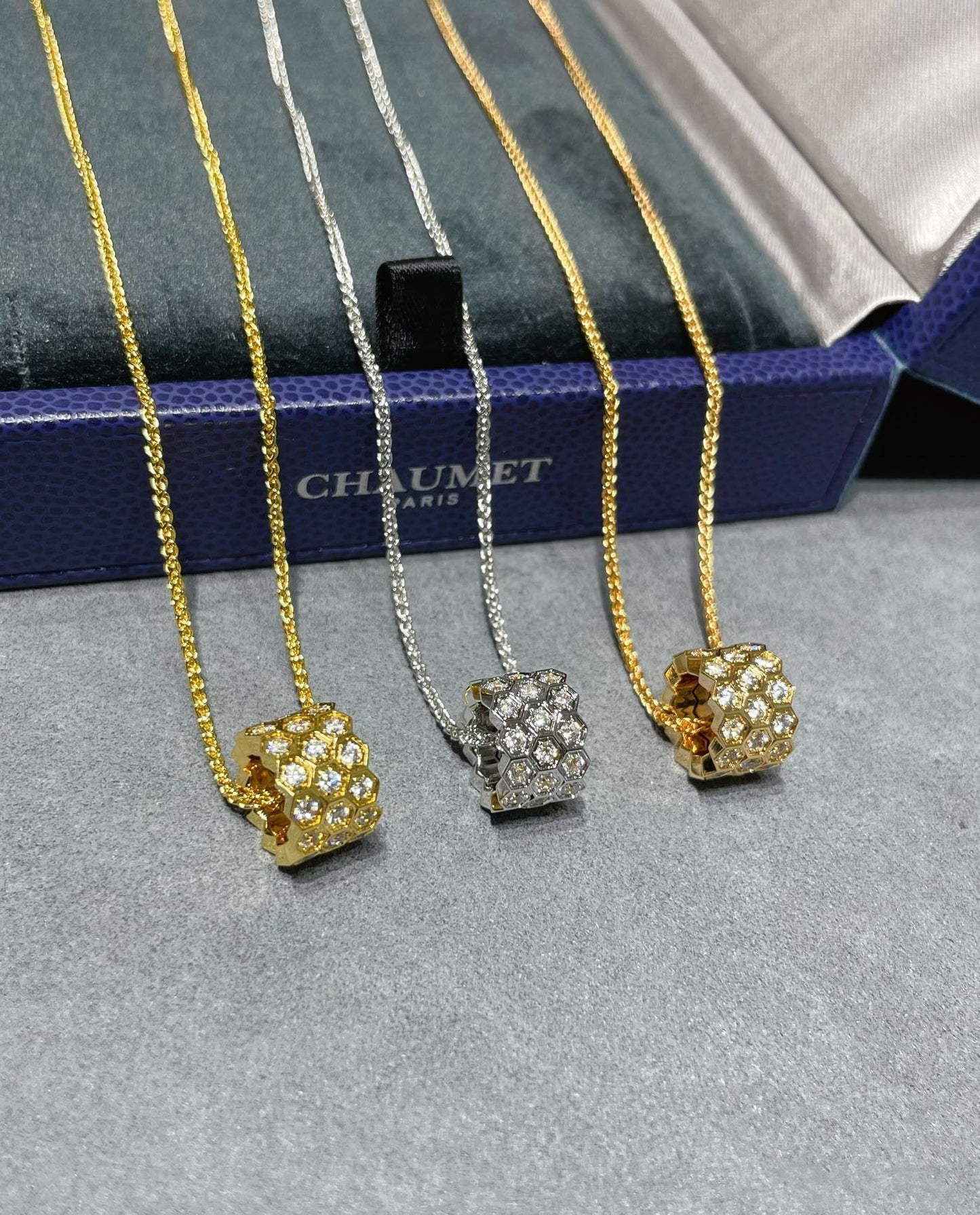 [Regalia jewelry]BEE LOVE DIAMOND PAVED 3 ROW NECKLACE