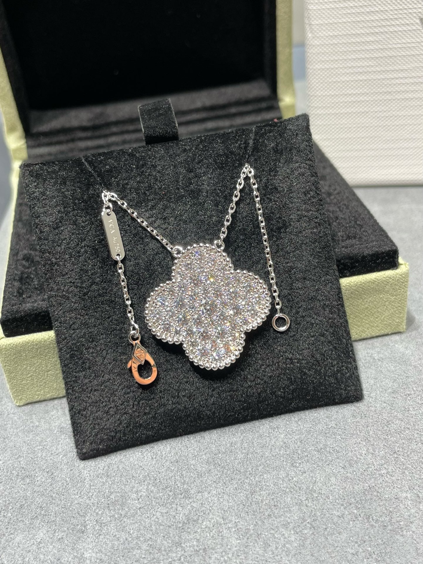 [Regalia jewelry]CLOVER 25MM LARGE PENDANT DIAMOND PAVED SILVER NECKLACE