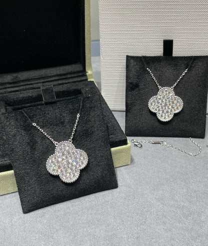 [Regalia jewelry]CLOVER 25MM LARGE PENDANT DIAMOND PAVED SILVER NECKLACE