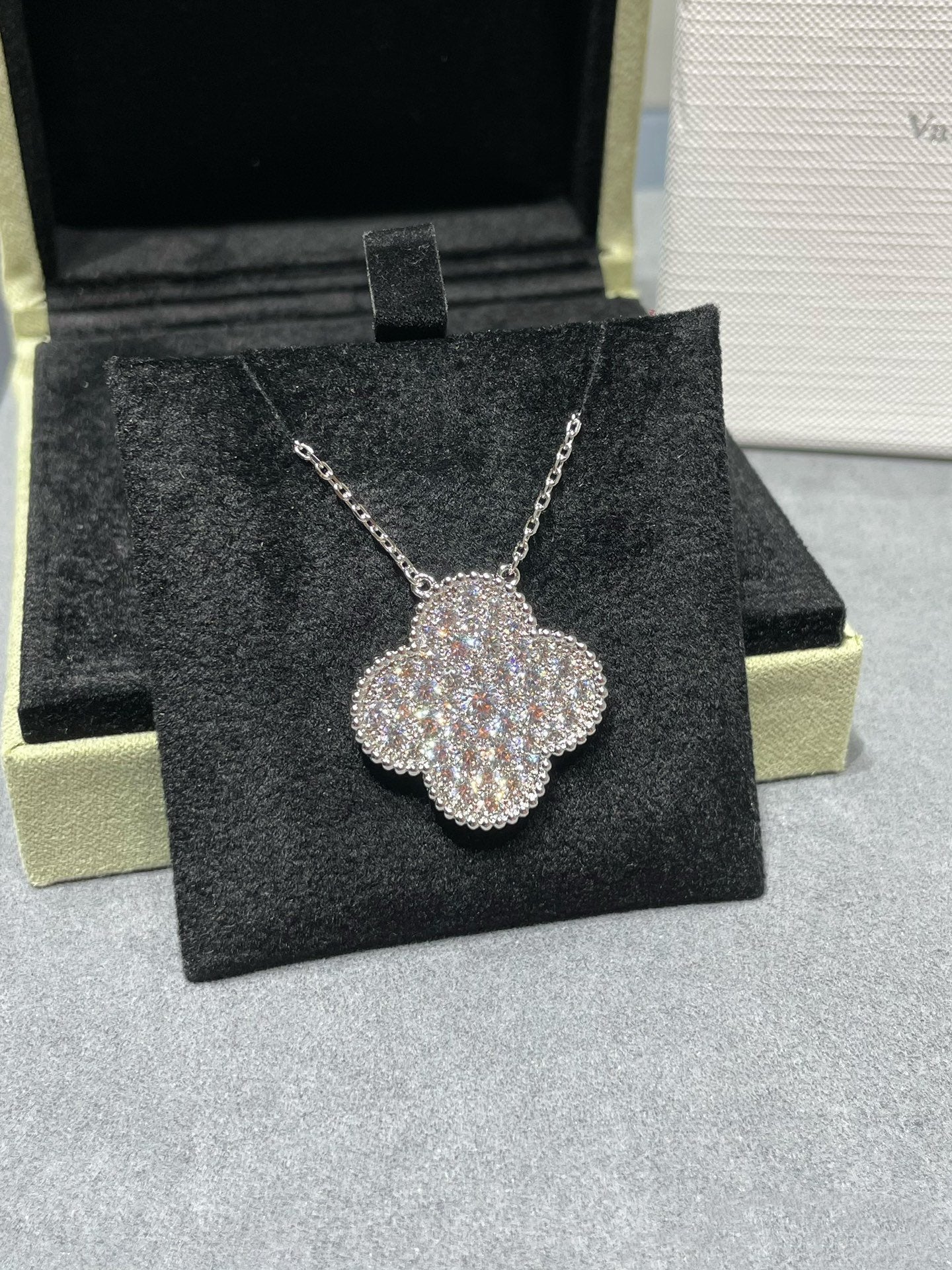 [Regalia jewelry]CLOVER 25MM LARGE PENDANT DIAMOND PAVED SILVER NECKLACE