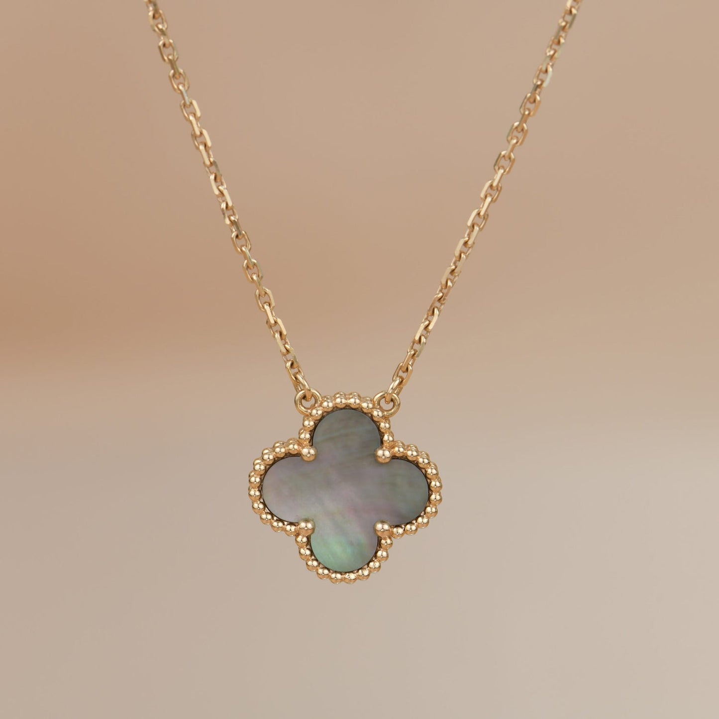 [Regalia jewelry]CLOVER 15MM  GRAY MOTHER OF PEARL NECKLACE