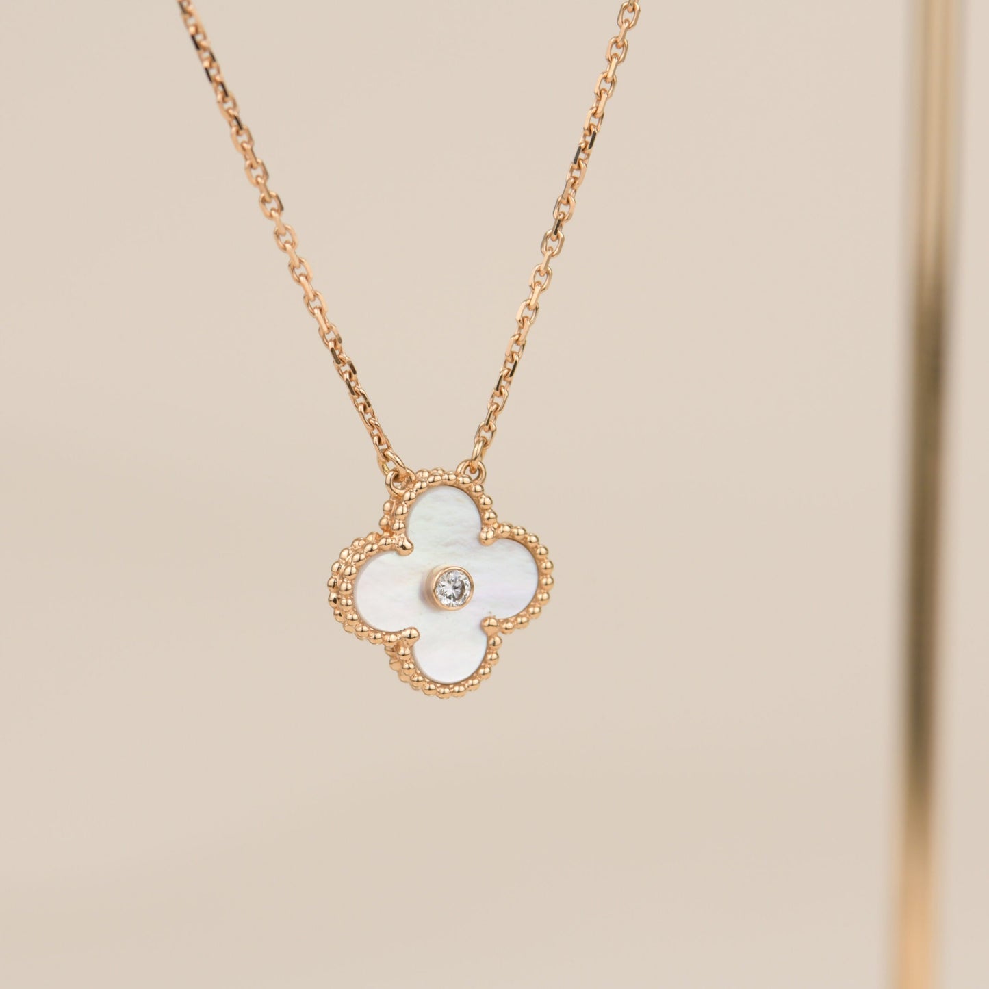 [Regalia jewelry]CLOVER 15MM DIAMOND WHITE FRITILLARIA NECKLACE