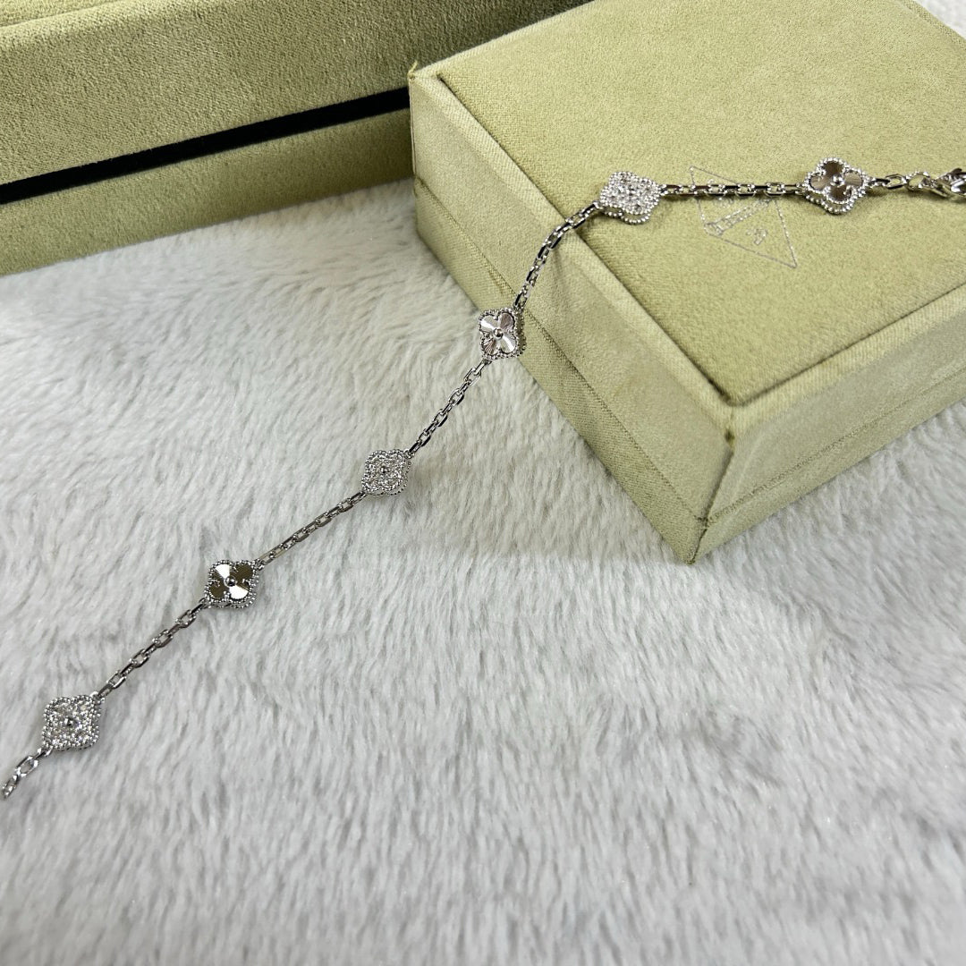 [Regalia jewelry]CLOVER 6 MOTIF DIAMOND LASER BRACELET