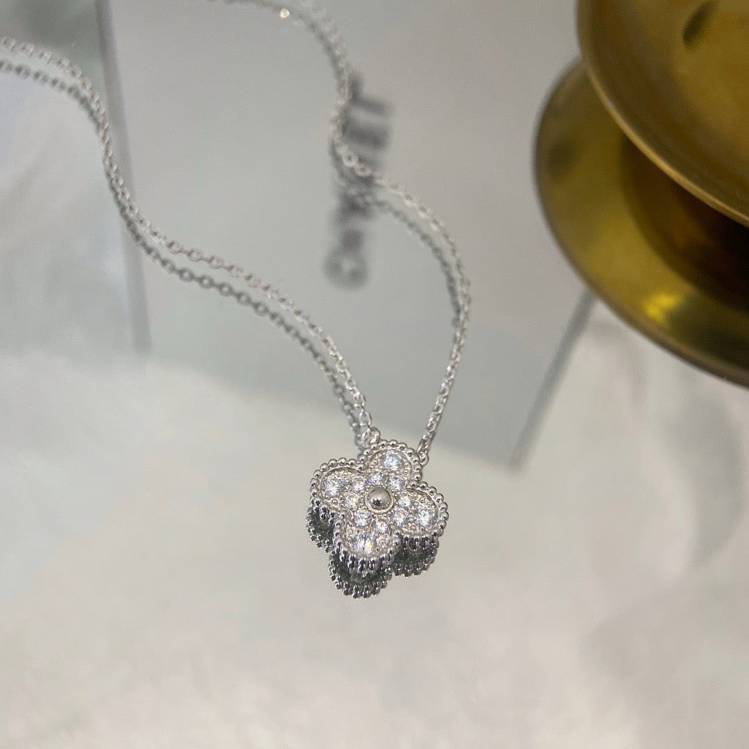 [Regalia jewelry]CLOVER 15MM DIAMOND SINGLE FLOWER NECKLACE