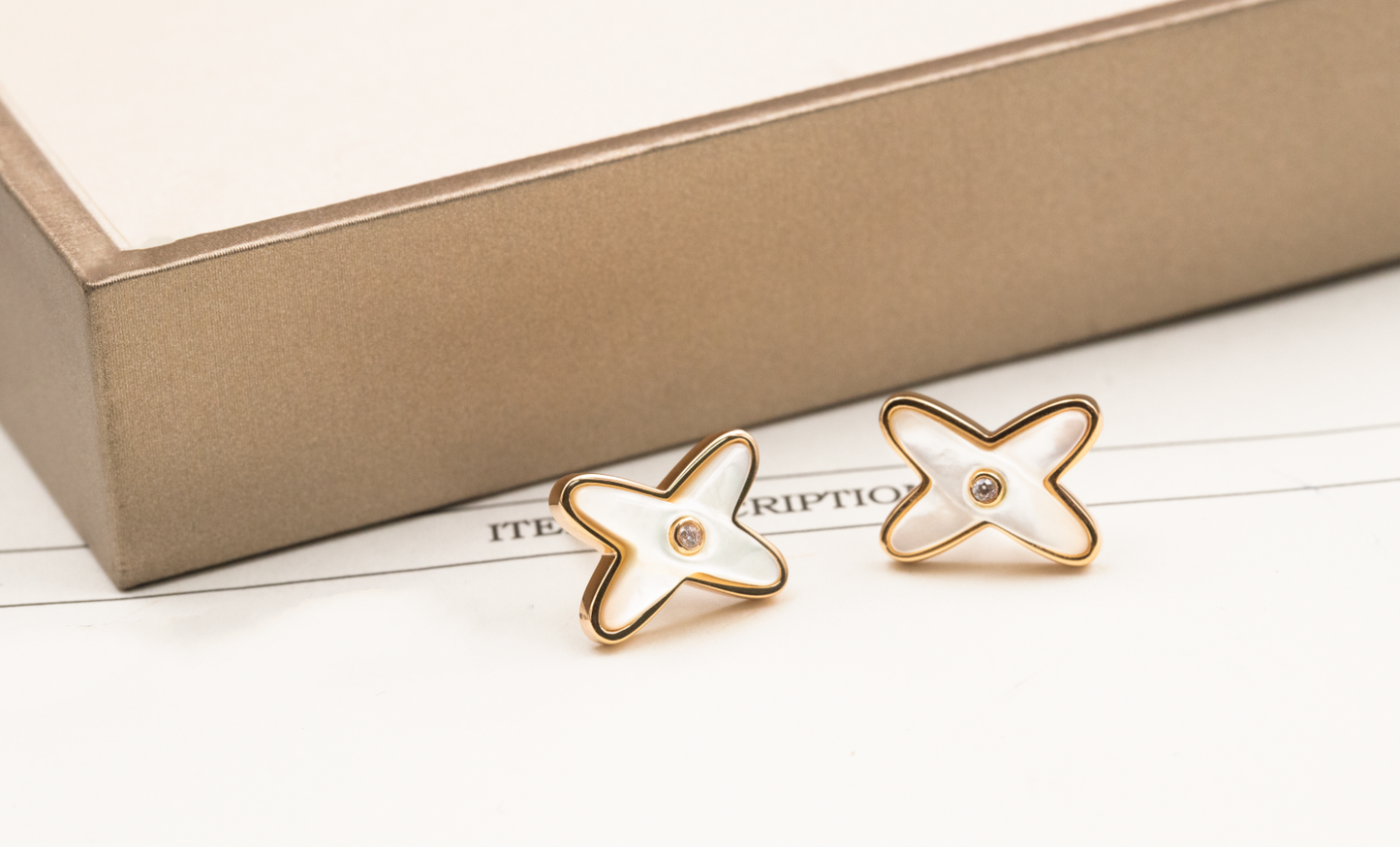 [Regalia jewelry]JEUX DE WHITE MOP ROSE GOLD DIAMOND EARRINGS