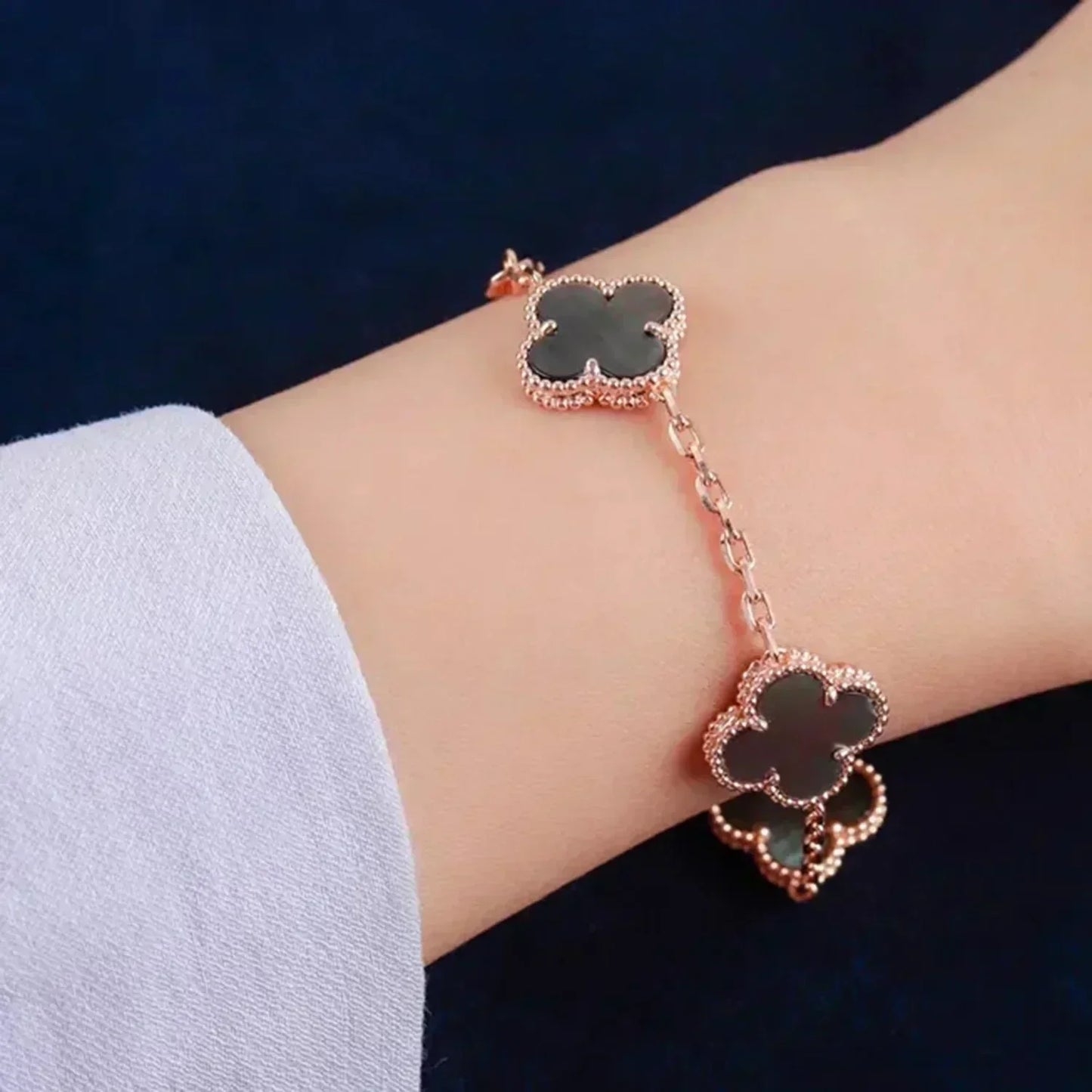 [Regalia jewelry]CLOVER 5 MOTIF GRAY MOP  BRACELET