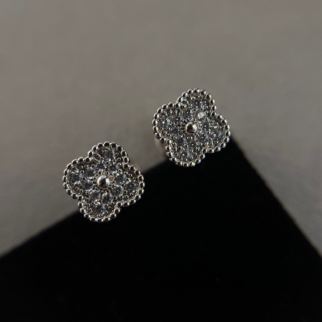 [Regalia jewelry]CLOVER MINI DIAMOND STUD EARRINGS